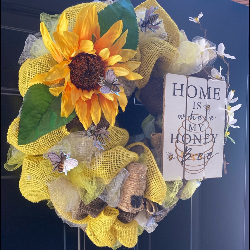 Burlap honey bee wreath